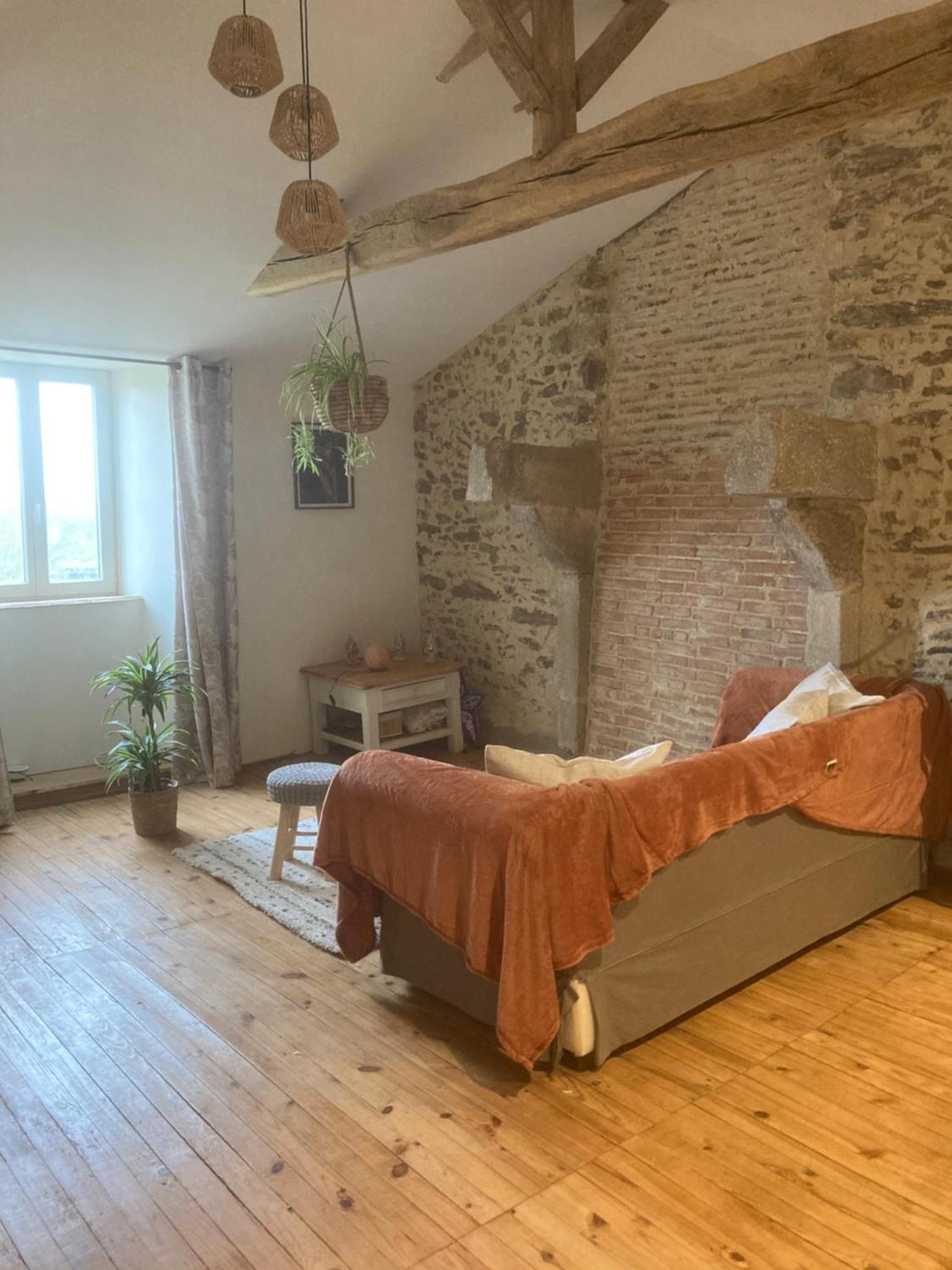 Montravers Premier Etage D Une Jolie Maison A La Campagne מראה חיצוני תמונה